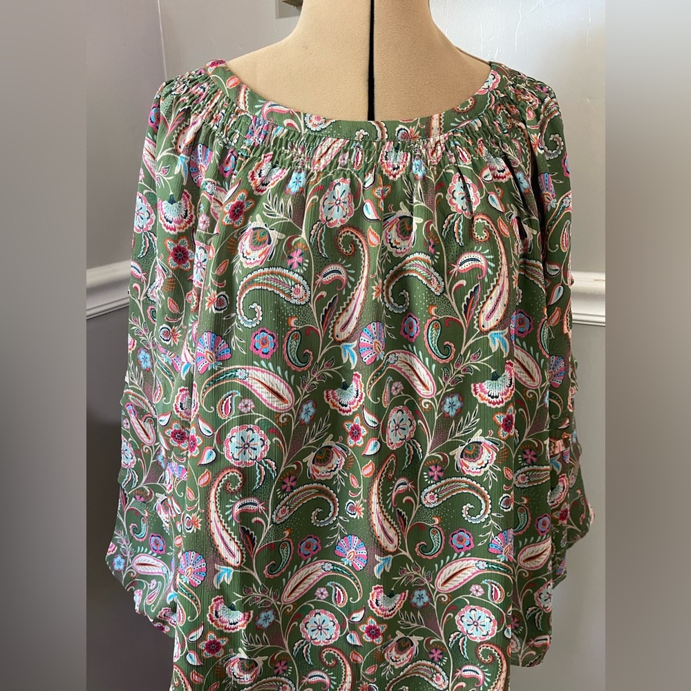 LOFT XL green floral 3/4 sleeve blouse, built in liner. 25” long x 25” wide.